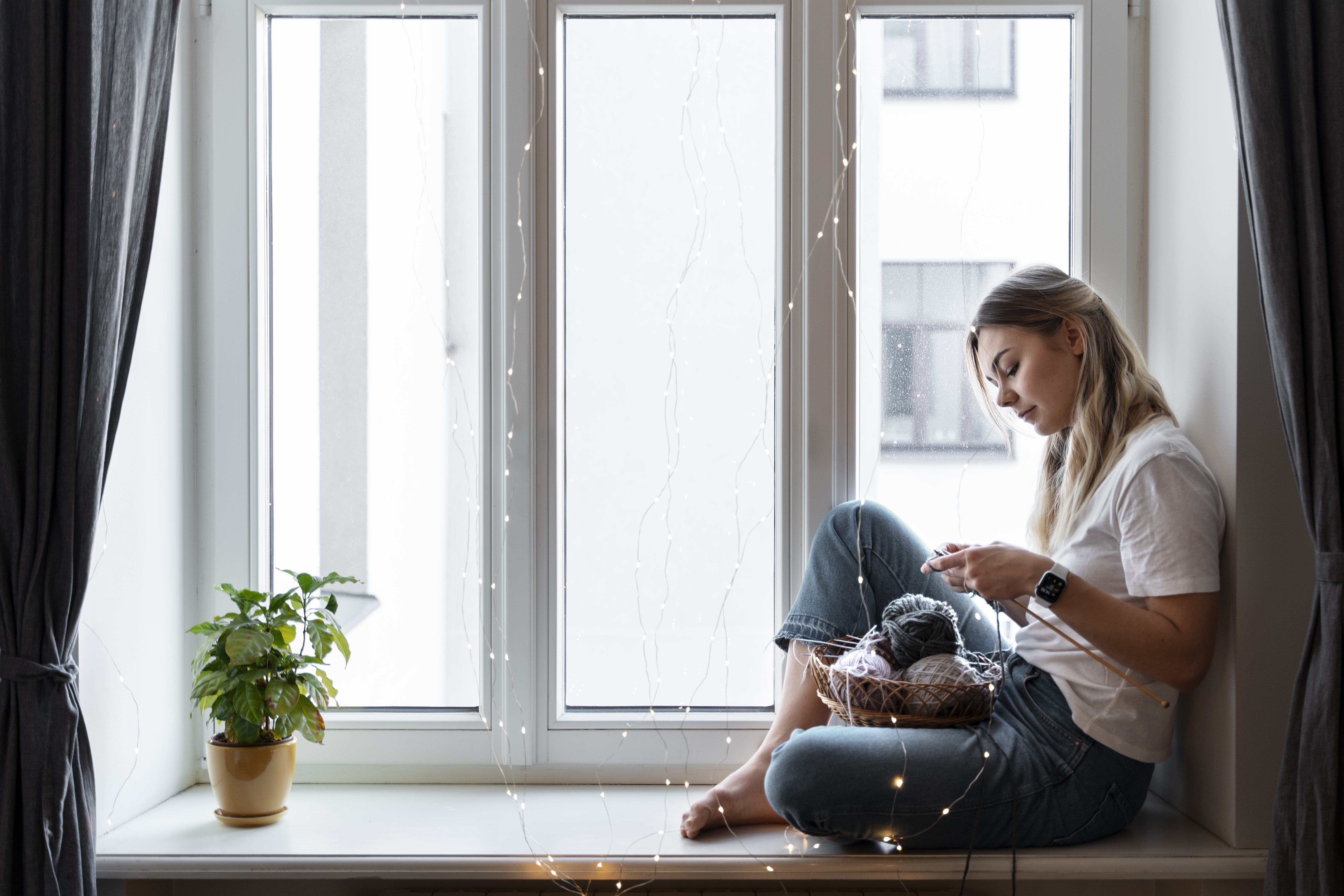 Lângă fereastra luminată, ea împletește în liniște. Pentru că atunci când casa te ține aproape, confortul e complet. Promil – detaliile care contează. young-woman-knitting-while-relaxing.jpg